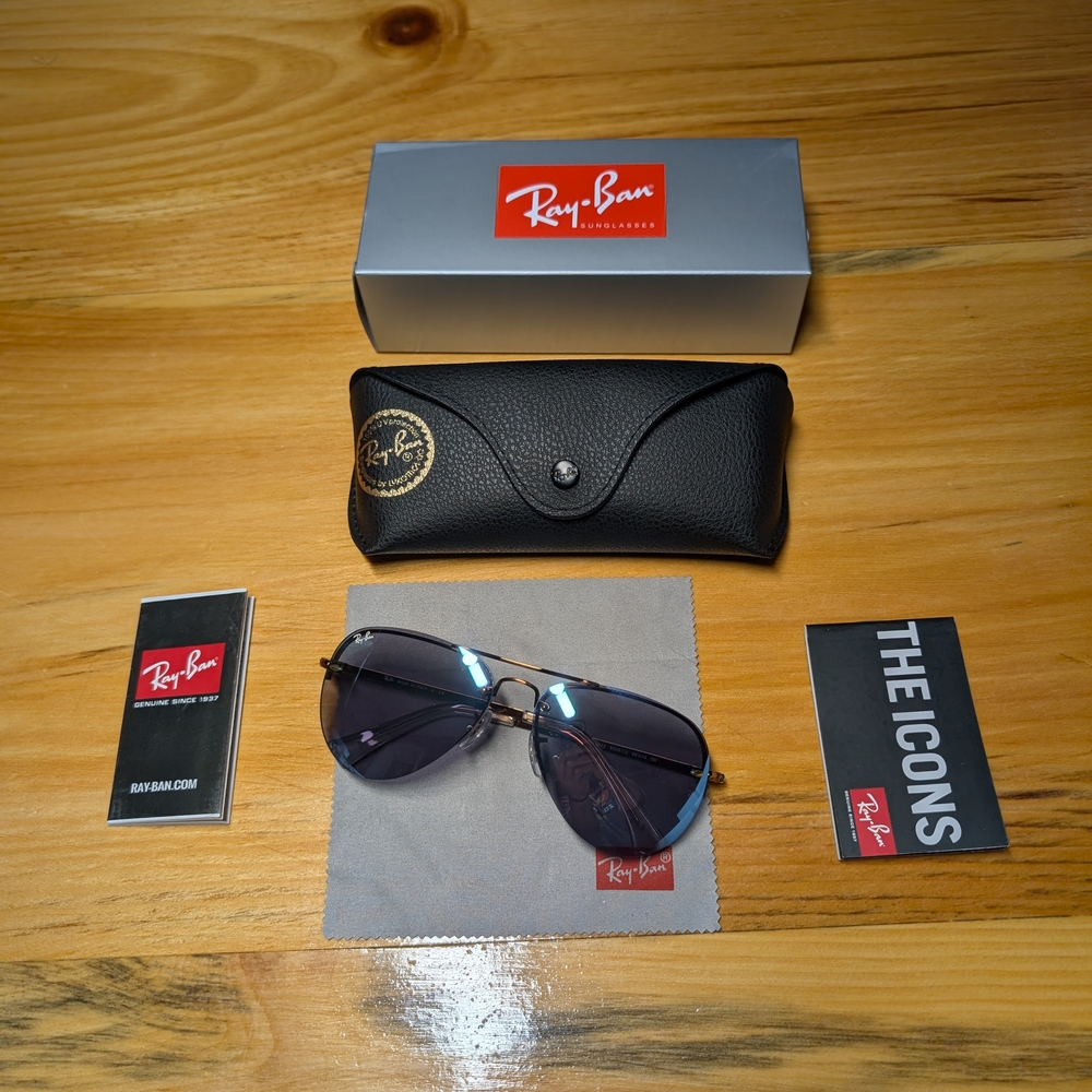 Ray-Ban Aviator Sunglasses with Black and Silver Accents